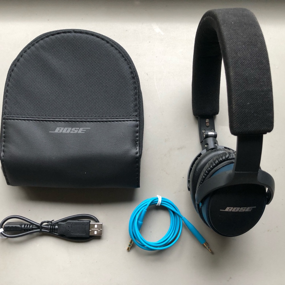 Bose SoundLink® around-ear wireless headphones (Read)